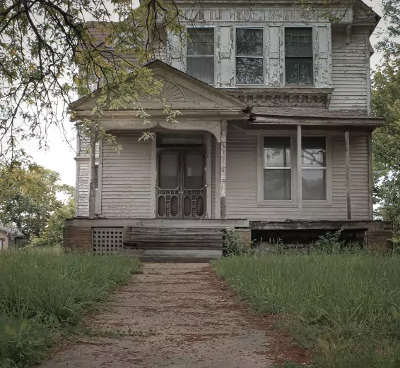 The exterior of an old, broken down house, two good Reasons to Sell the property to Peoria Heights Properties