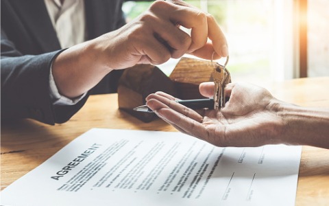 Exchange of keys after a home sale in Peoria, IL